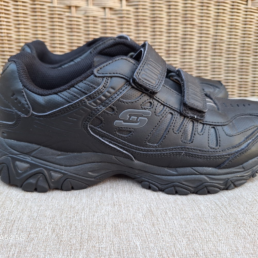9.5 Skechers Black Athletic Shoes for Men